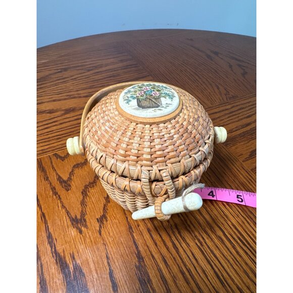 Vintage Nantucket Lidded Basket Linda Layden Swing Handle Floral Topper - Picture 10 of 11